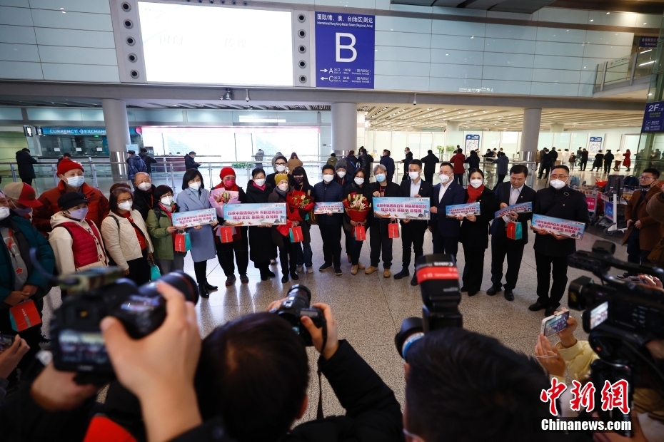 内地与港澳人员往来全面恢复后 首个香港赴北京旅游团抵京