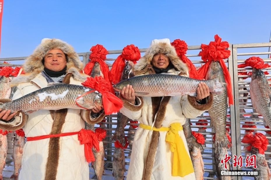 中国最大内陆淡水湖冬捕首网“开门红”人欢鱼跃迎丰收