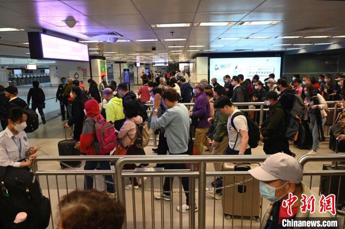 香港罗湖站重开半日约2.2万人次使用